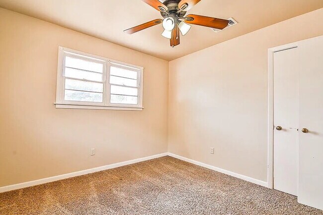 Building Photo - Come check out this great 3 bedroom 2 bathroom house located near Texas Tech!  Half Off First Mon...