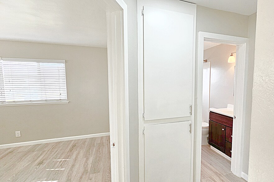 Building Photo - 569 Smalley Ave