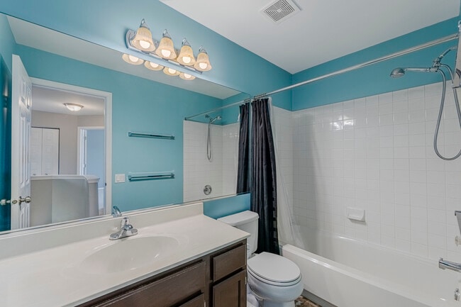 Building Photo - 1371 Braymore Cir E
