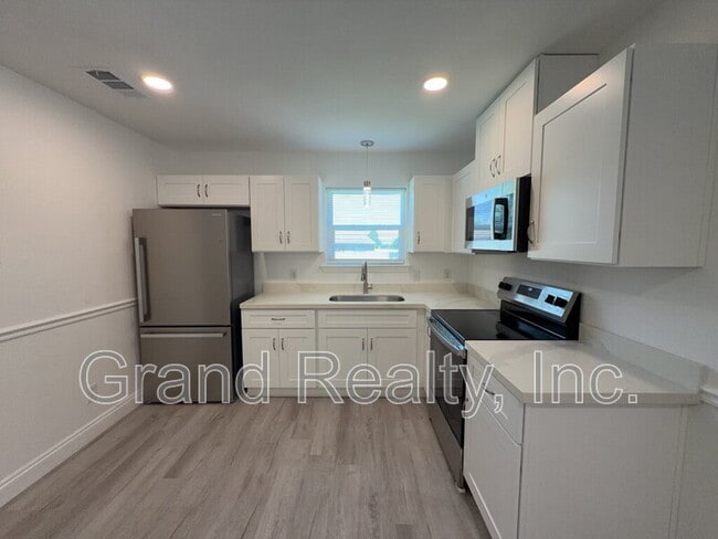 Building Photo - 6733 Applegate St