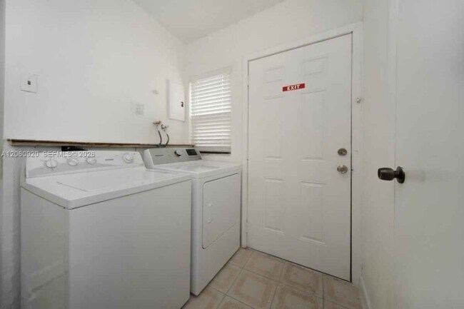 Building Photo - 8636 NW 35th Pl