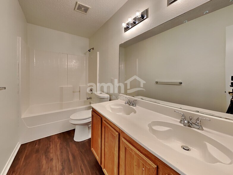 Building Photo - 205 Phlox Ln