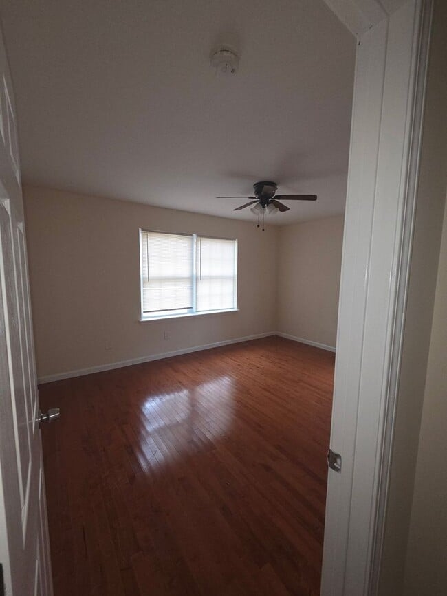 Building Photo - Spacious 5-Bedroom Home for Rent in Goshen...