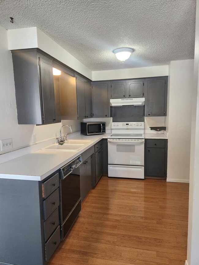 Building Photo - Large 3 br 1 ba charming home