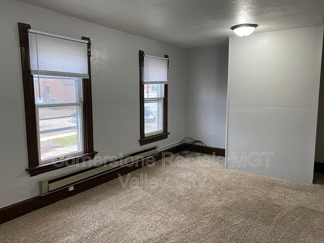 Building Photo - 205 3rd Ave SE