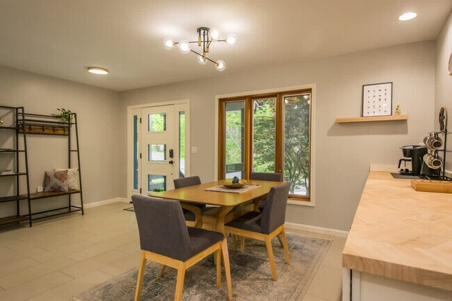 Building Photo - 201 Bluebird Ln