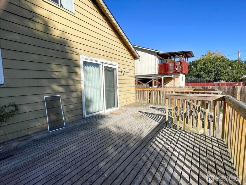 Building Photo - 618 5th St SE