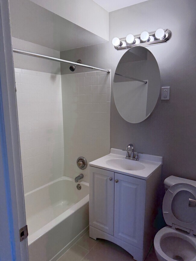 Building Photo - Colonial Gardens