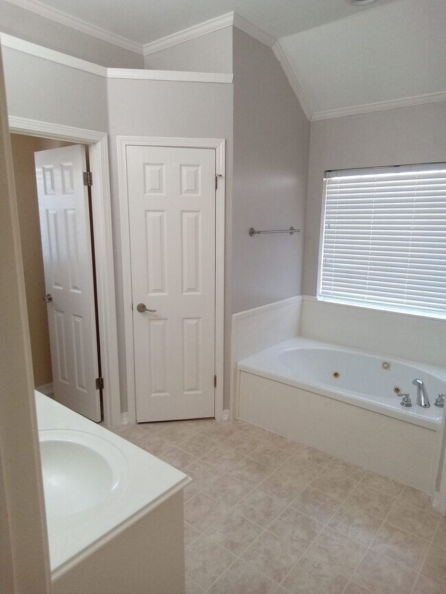 Building Photo - South Bossier Beauty!