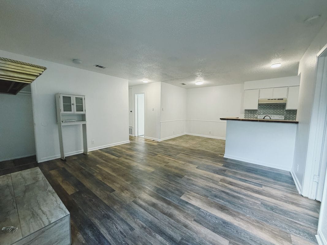 Building Photo - 9906 Hundred Oaks Cir