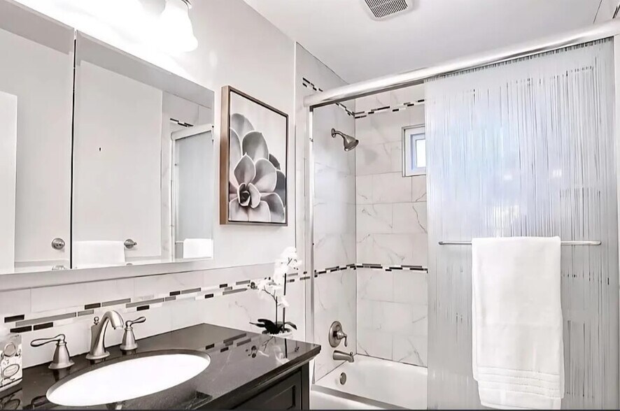 Building Photo - 6 Burgundy Ln