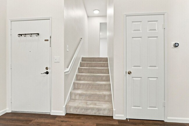 Building Photo - Northpoint Townhome