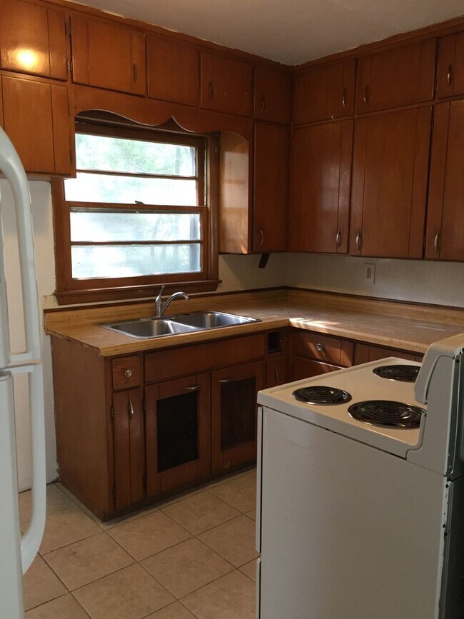 Building Photo - 3 Bedroom, 1 Bathroom House for Rent locat...