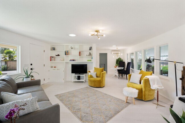 Building Photo - Immaculate and Updated Throughout- Quiet d...