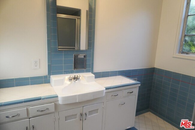 Building Photo - 951 Masselin Ave