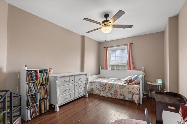 Building Photo - 3 Bed 2.5 Bath Home with 2 Car Garage and Fenced Backyard