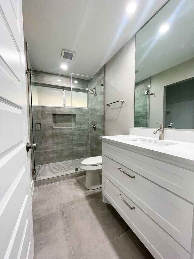 Building Photo - 4 bdrm, 2 bath - NEWLY Remodeled