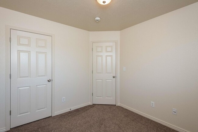 Building Photo - Hidden Valley Townhome - most utilities in...