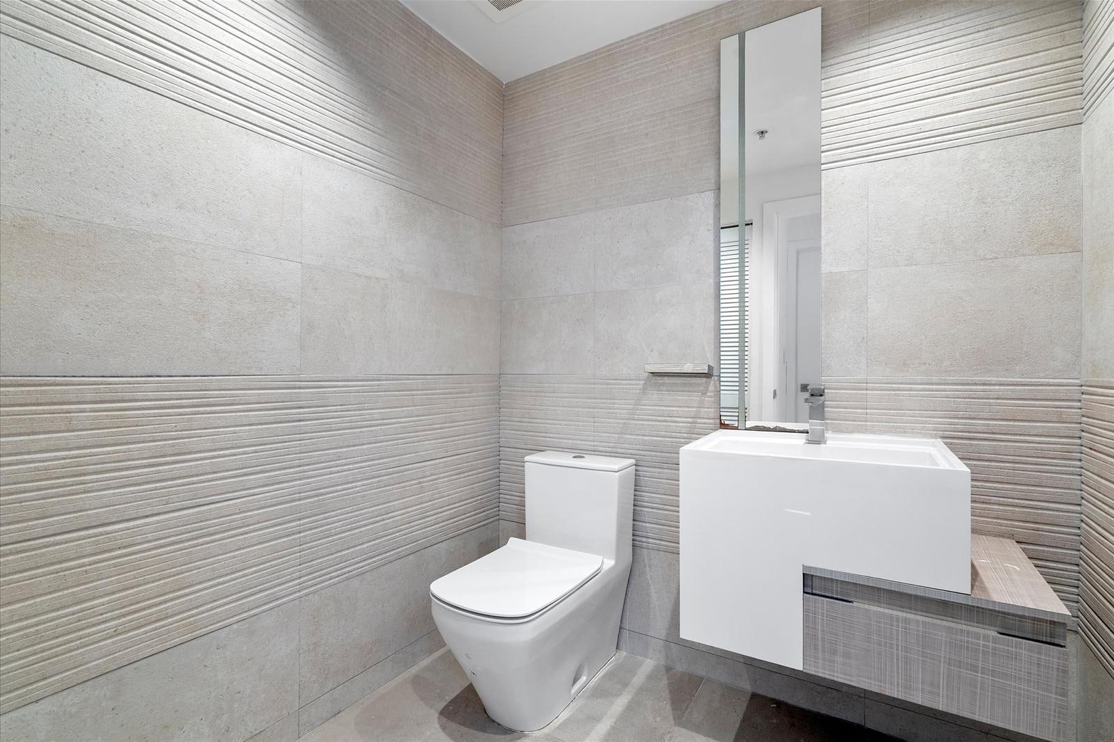 Building Photo - 601 NE 36th St