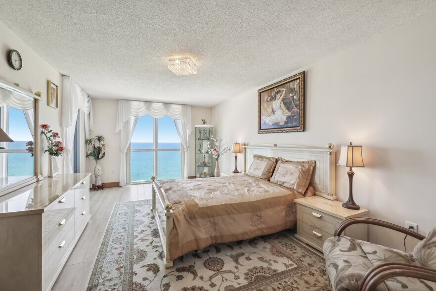 Building Photo - 16711 Collins Ave
