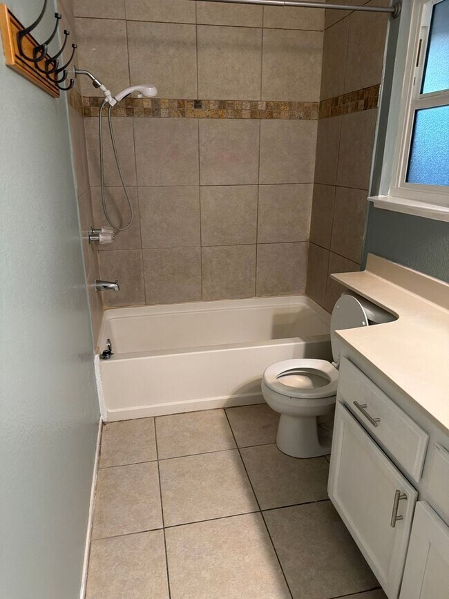 Building Photo - 2127 Park View Dr