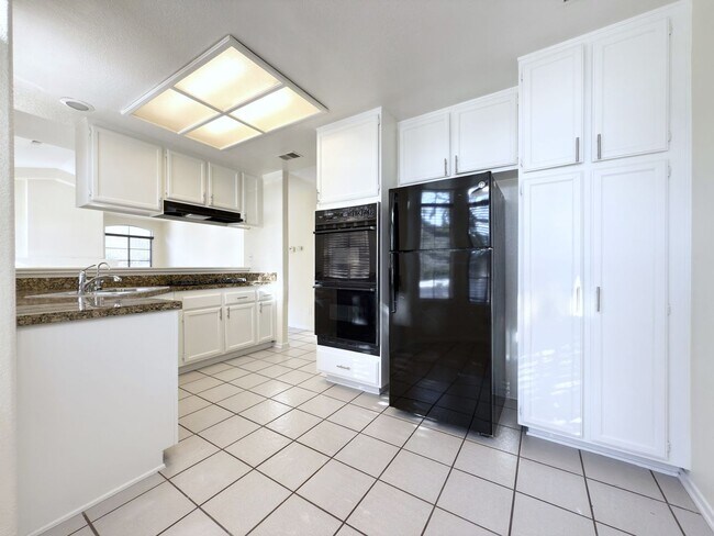 Building Photo - Upper Level Condo in Gated Community