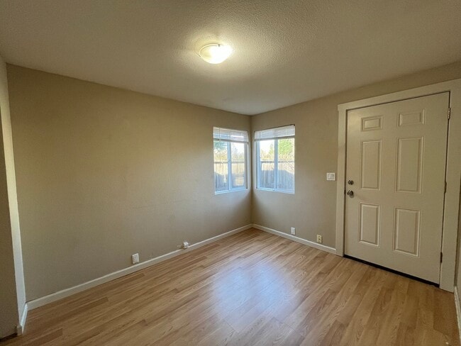 Building Photo - Updated and Bright 3 Bedroom 2 Bath Home in NE Portland (PDX/Columbia River)