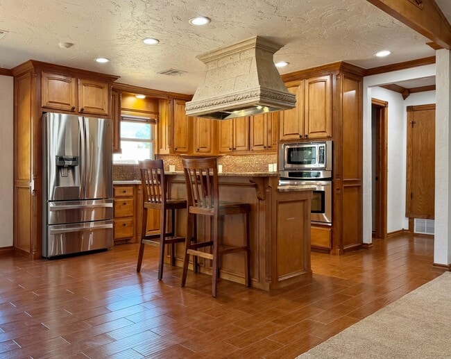 Building Photo - 6933 NW Eisenhower Dr