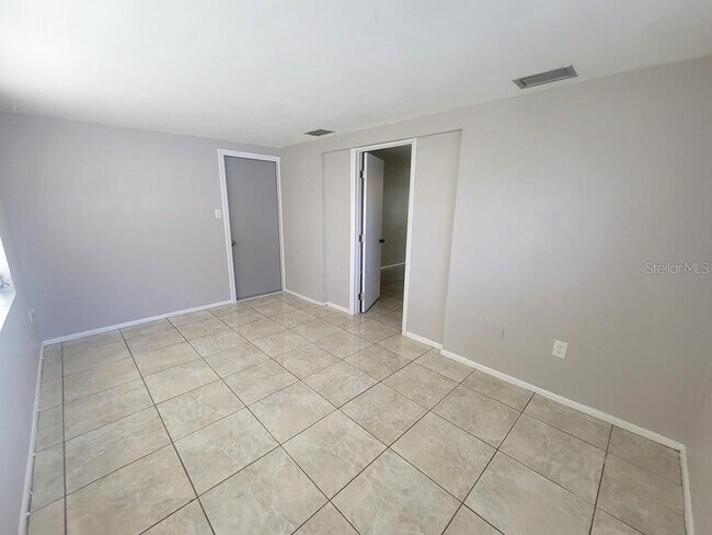 Building Photo - 10920 Oakdale Ave