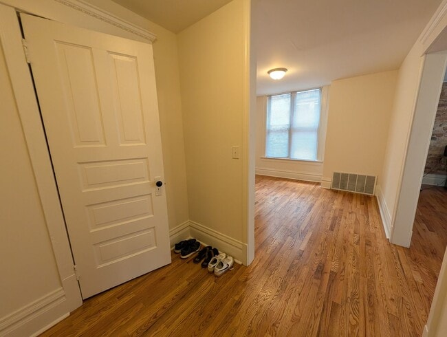 Building Photo - Wicker Park 2 BR, Prime Location, Fully Renovated