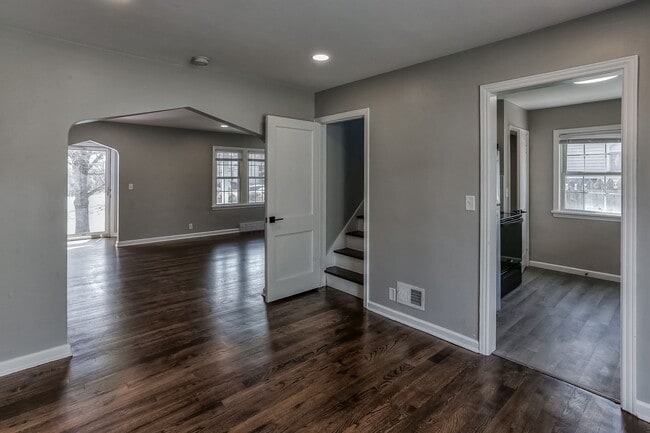 Building Photo - Amazing Aksarben Home