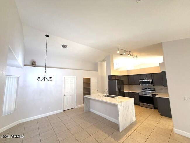 Building Photo - 913 W Horseshoe Ave