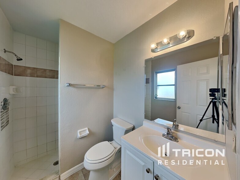 Building Photo - 20336 Peachland Blvd