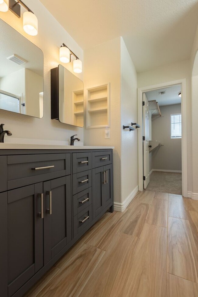 Building Photo - 3 Bedroom 2.5 Bathroom