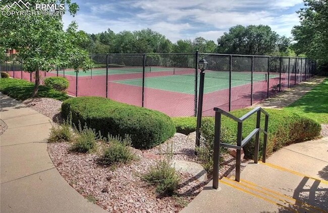 Building Photo - Three Bedroom Townhome with Pool