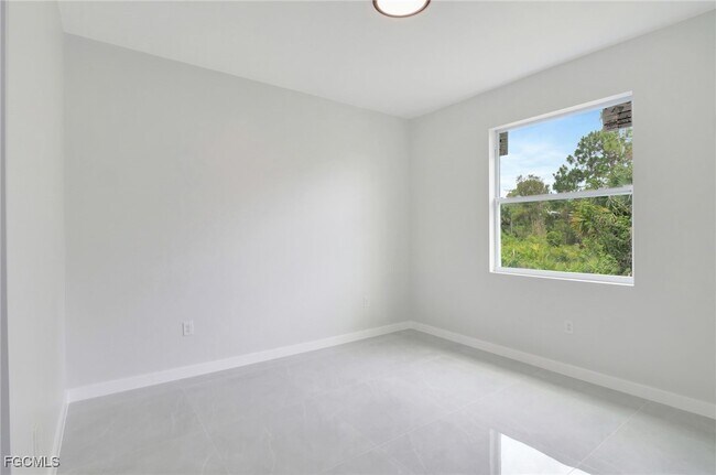 Building Photo - 1072 Norton Ave S
