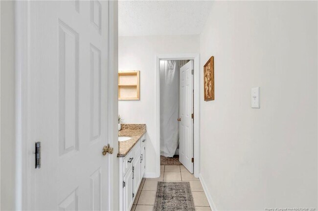 Building Photo - 5008 Shimmer Dr