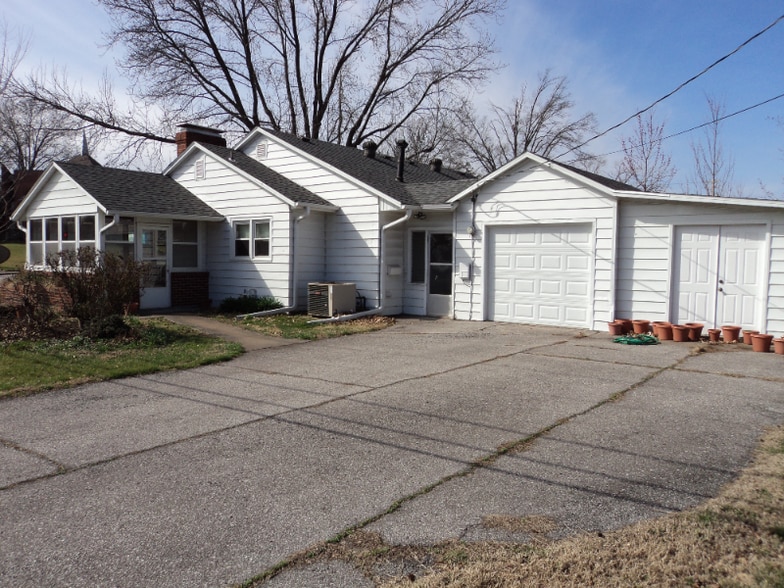 Building Photo - 1601 W Broadway