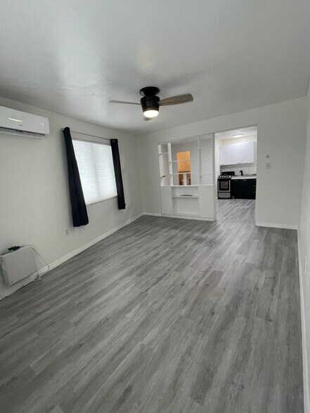 Building Photo - 1508 Dolphin St