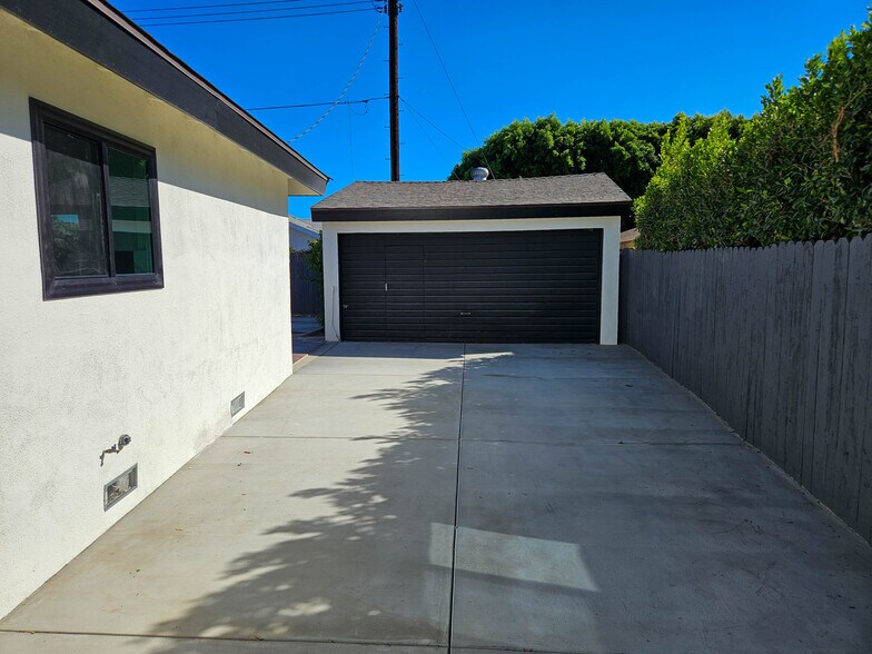 Building Photo - 12948 Lull St