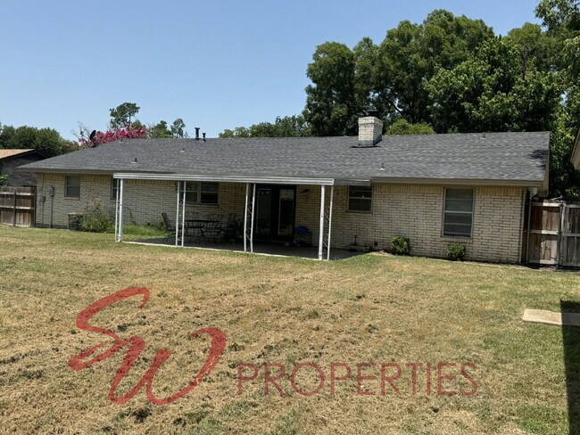 Building Photo - Lovely, spacious home that welcomes you in!