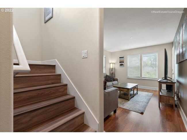 Building Photo - Incredible SE Hazelwood 2 Bedroom + 1 Bathroom Condo w/ included Garage and Washer & Dryer!!