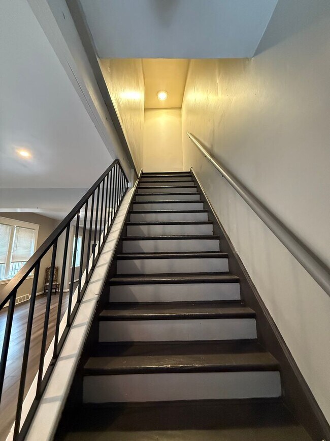 Building Photo - Elegant Historic North Shore Home – 2 bedr...