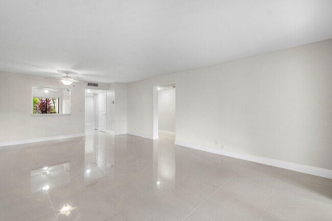 Building Photo - 7290 Kinghurst Dr
