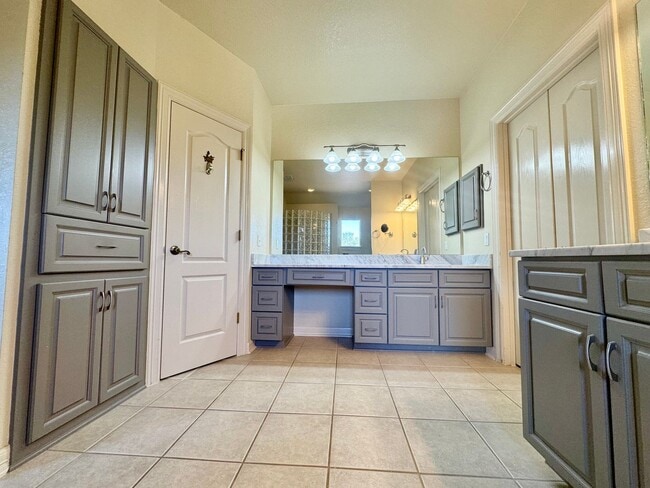 Building Photo - **APPLICATION RECEIVED** *COMING SOON* Luxurious 2-Story Home in Gated Stone Oak Community – Pool...