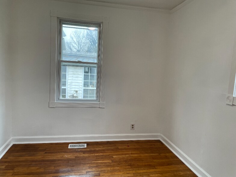 Building Photo - 1007 E Unaka Ave