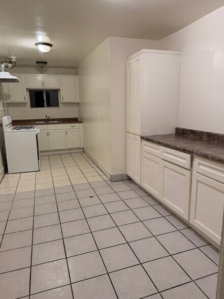 Building Photo - 632 W 78th St