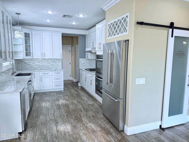 Building Photo - 525 Shadow Ln