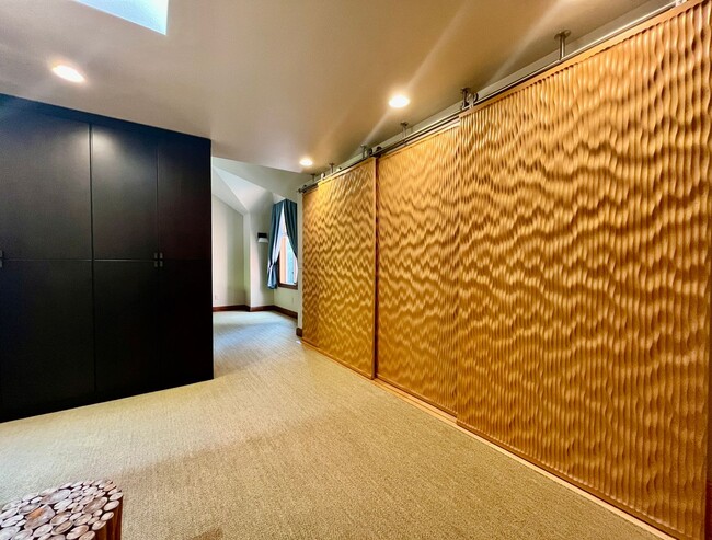 Building Photo - Luxury Estate Retreat in the Heart of Samm...