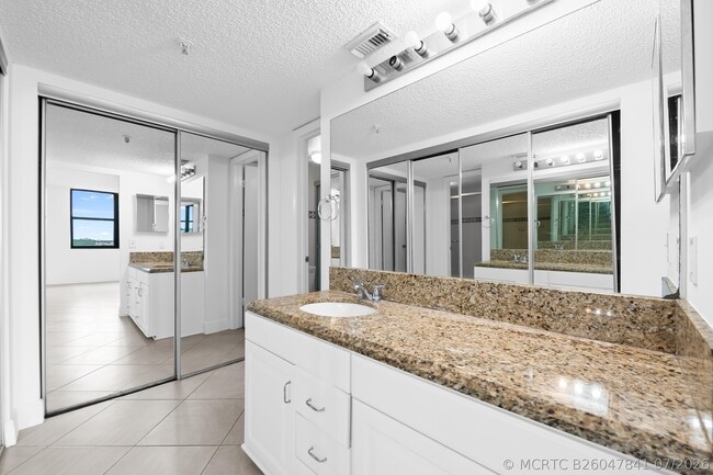 Building Photo - 105 Lake Emerald Dr